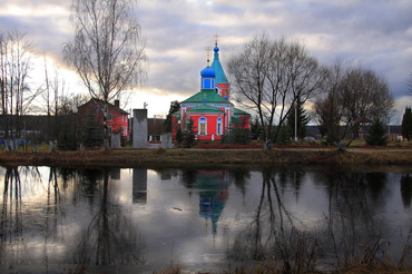 Церковь на берегу озера в окрестностях поселка Былово